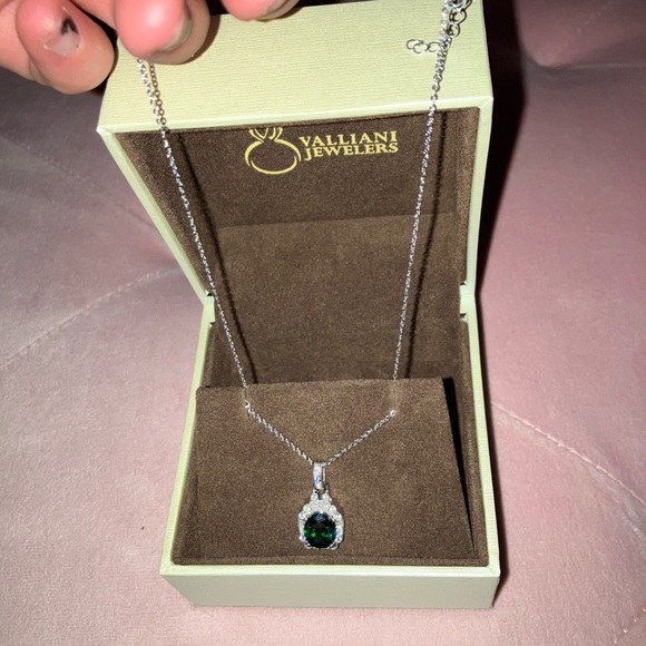 Valliani Jewelers Emerald Pendant - Picture 5 of 8